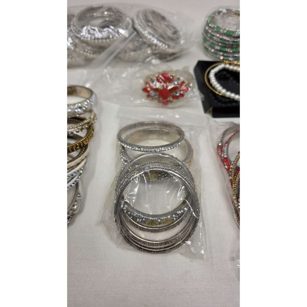 Lot Of Costume Jewelry Bracelets 2lbs 1 Oz - Picture 3 of 9